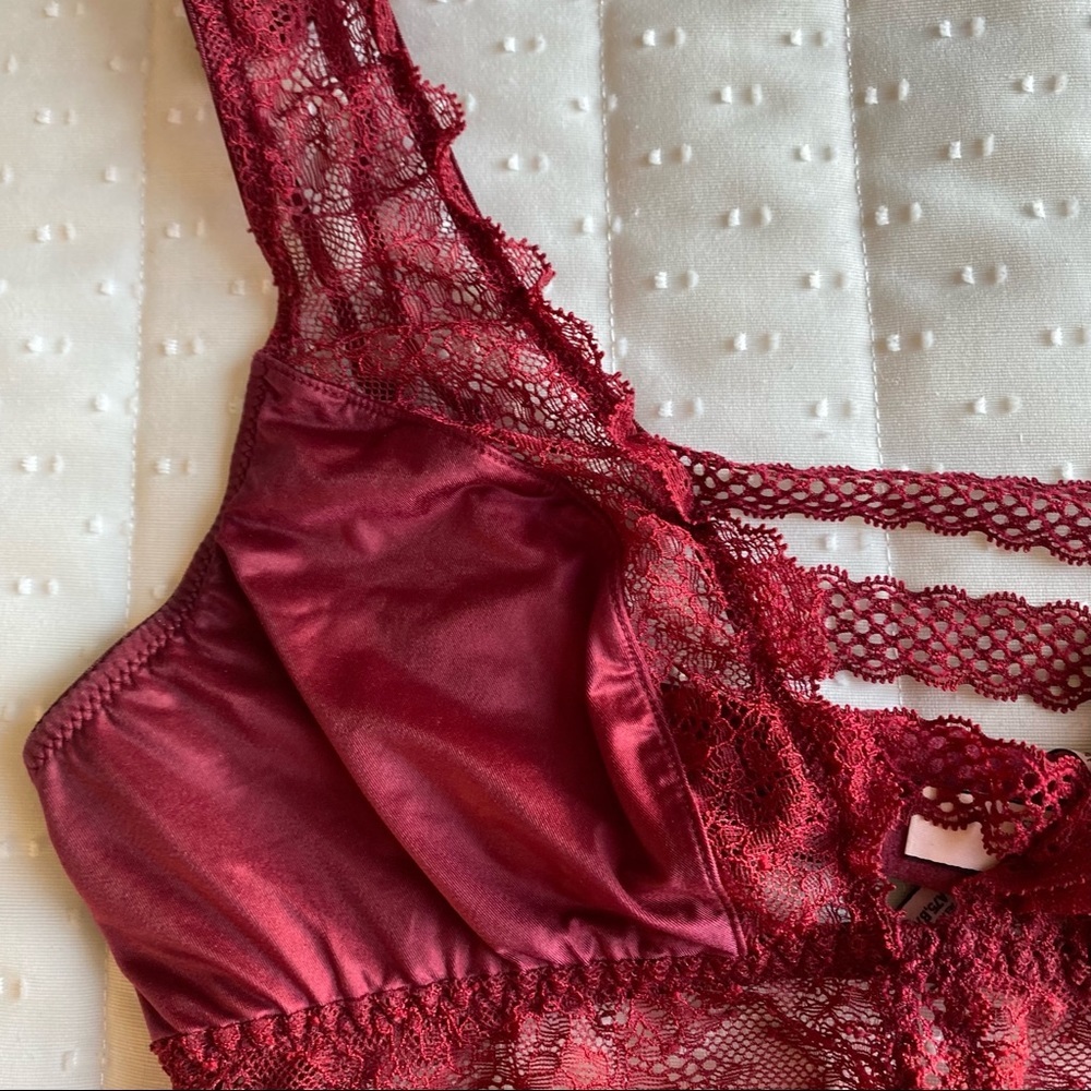 Victoria secrets red bra in perfect condition. Size S - Picture 3 of 7